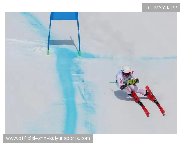 高山滑雪选手撞雪旗后仍保持平衡，教练看傻