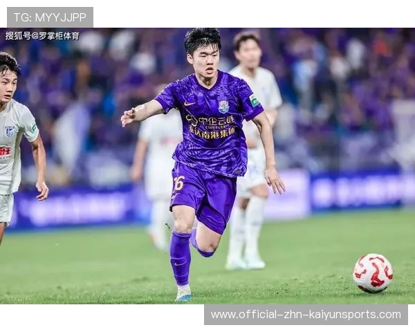 杨梓豪左路突破传中,助攻云南玉昆在热身赛中率先破门 杨梓豪左路突破传中,助攻云南玉昆在热身赛中率先破门